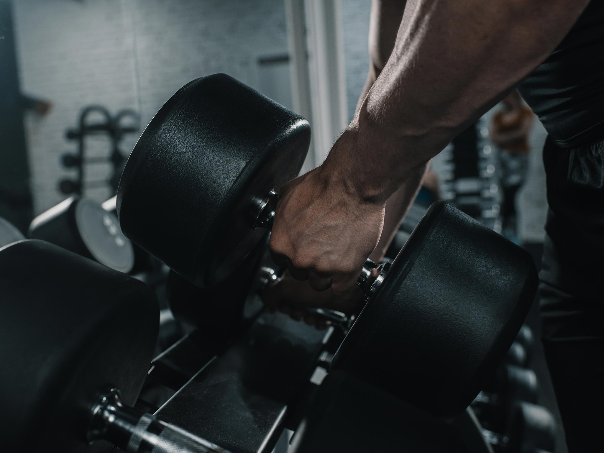Free Weights vs Machines: Which is Better for Fast Muscle Building?